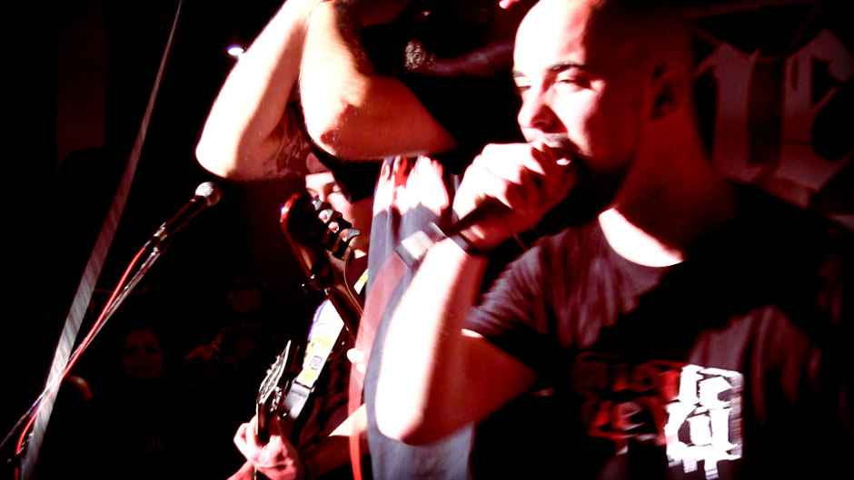 "Y los sabes" tema inèdit que estrenaren en directe Mente Devil el passat 5 de desembre en La Cantina de la Plaza de Villena. Mente Devil - Y lo sabes (En viu a La Cantina)
