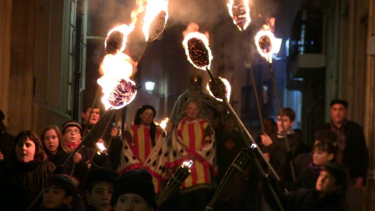El Rei Pàixaro cavalca entre fogueres i danses un any més a la vila de Biar