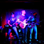 Enderrocks, el grup de heavy rock de La Ribera, enceta la gira que commemora els 10 anys damunt dels escenaris a l''Escarabat d'Or de Castalla amb un nou disc sota el braç. Amb "Causa i Efecte" assoleixen la maduresa compositiva i perfilen el seu estil musical propi. Enderrocks
