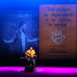 Perquè totes i tots podem ser dependents, ahir el Teatre Calderón es vestia de gala amb convidats d'arreu de les comarques de l'Alcoià i el Comtat per reivindicar una llei justa que no obligue a les persones dependents a quedar-se a casa per falta de recursos, degut als retalls soferts per part de l'administració pública. Els dependents ixen a escena per reivindicar una Llei de Dependència digna per a tots