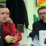 Sergi Castillo, autor del llibre, acompanyat de Marina Cerdà i Joan Jordà i Sanchís, presentaren amb una molt bon acollida "Tierra de Saqueo" a la biblioteca de la vila de Muro, el passat 13 de febrer. "Tenim que transformar l'indignació en força per a lluitar" , "Tierra de Saqueo" es presenta a Muro