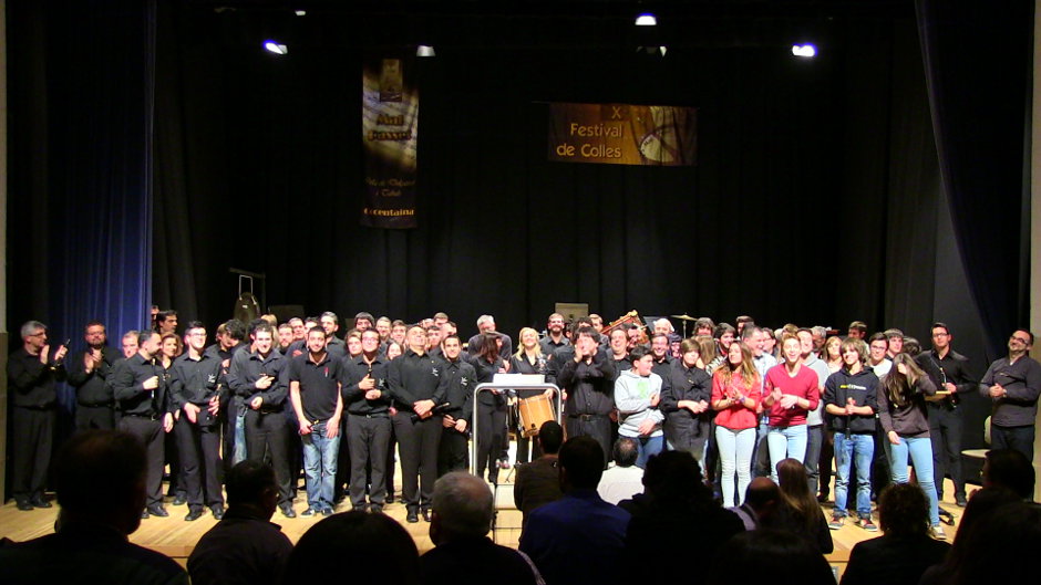El passat dissabte 15 de març la música tradicional i el folklore valencià arribaren al Centre Cultural “El Teular” de Cocentaina, per celebrar la 10ª edició del Festival de Colles, organitzada per la Colla amfitriona de dolçaines i tabals “Mal Passet”, acompanyats en aquesta ocasió pel “El Terròs”, de Petrer. Per finalitzar l’acte, la colla contestana lliurà el VI guardó “Passet a passet” al grup de rock en valencià Obrint Pas, en reconeixement a la seua trajectòria. “Mal Passet” i “El Terròs” dignifiquen el folklore valencià a la 10ª Edició del Festival de Colles de Cocentaina