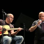 Manel Arcos presenta 'El Vol del Silenci' envoltat d'amics al teatre l'Olimpia d'Oliva