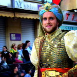 La comparsa Cristians, amb un boato inspirat en el llegendari Cid, foren els primers en desfilar pels carrers de la població de La Foia, a mans de la capitania "Hijas del Cid". Preparats per a la guerra amb arquers i llanceres, els Biscaïns i la seua capitania "Guernikas" delectaren al públic vingut d'arreu de les comarques . Finalment, la cavalleria dels Estudiants, amb uns elegants vestits de la família Vidal Mira, capitans 2014, tancaren la primera meitat a mans de les tropes del bàndol cristià. Capitania Abú-Zayd dels Moros Artistes