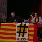 Els membres de la cooperativa, amb seu a Girona, però amb grups locals de col·laboradors arreu del territori, van explicar en quina situació ens trobem respecte a la producció d'energia al nostre país: 5 grans empreses que controlen el mercat elèctric, i que es mouen únicament per interessos econòmics: tarifes abusives i desinterès per les energies renovables i l'autoconsum. Situacions tan inversemblants, com la nova llei que considera il·legal la instal·lació d'una placa solar a la teua casa, són ja la gota que fa vessar el got. Membres de Som Energia i del Centre Cultural Castellut