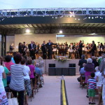 El parc "Era del Teular" de Tibi, amb cap cadira buida i ple de gom a gom, acollí el concert de commemoració del 125 aniversari de la Societat Musical "La Magdalena" la vesprada del passat diumenge 6 de juliol. El públic dempeus durant la interpretació de Carmina Burana
