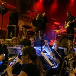 La nit anava d'aniversaris: Enderrocks està de gira per celebrar els 10 anys dalt dels escenaris; per la seua banda, la S.M. Santa Cecília commemorava 25 anys d'història. És per això que dins la celebració de les festes de Fortaleny no podia faltar un acte on ambdues formacions ens mostraren el seu talent en conjunt, amb un resultat inigualable. El grup de la Ribera no és el primer grup valencià que realitza aquest "experiment": al seu dia, Al Tall va tocar amb la Banda Simfònica "Unió Musical de Torrent" al disc "25 anys en directe". Enderrocks i la S.M. Sta Cecília fusionen metall i banda al Concert de Festes de Fortaleny