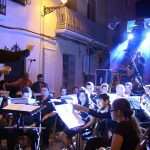 La nit anava d'aniversaris: Enderrocks està de gira per celebrar els 10 anys dalt dels escenaris; per la seua banda, la S.M. Santa Cecília commemorava 25 anys d'història. És per això que dins la celebració de les festes de Fortaleny no podia faltar un acte on ambdues formacions ens mostraren el seu talent en conjunt, amb un resultat inigualable. El grup de la Ribera no és el primer grup valencià que realitza aquest "experiment": al seu dia, Al Tall va tocar amb la Banda Simfònica "Unió Musical de Torrent" al disc "25 anys en directe". Enderrocks i la S.M. Sta Cecília fusionen metall i banda al Concert de Festes de Fortaleny