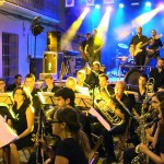 La nit anava d'aniversaris: Enderrocks està de gira per celebrar els 10 anys dalt dels escenaris; per la seua banda, la S.M. Santa Cecília commemorava 25 anys d'història. És per això que dins la celebració de les festes de Fortaleny no podia faltar un acte on ambdues formacions ens mostraren el seu talent en conjunt, amb un resultat inigualable. El grup de la Ribera no és el primer grup valencià que realitza aquest "experiment": al seu dia, Al Tall va tocar amb la Banda Simfònica "Unió Musical de Torrent" al disc "25 anys en directe". Enderrocks i la S.M. Sta Cecília fusionen metall i banda al Concert de Festes de Fortaleny