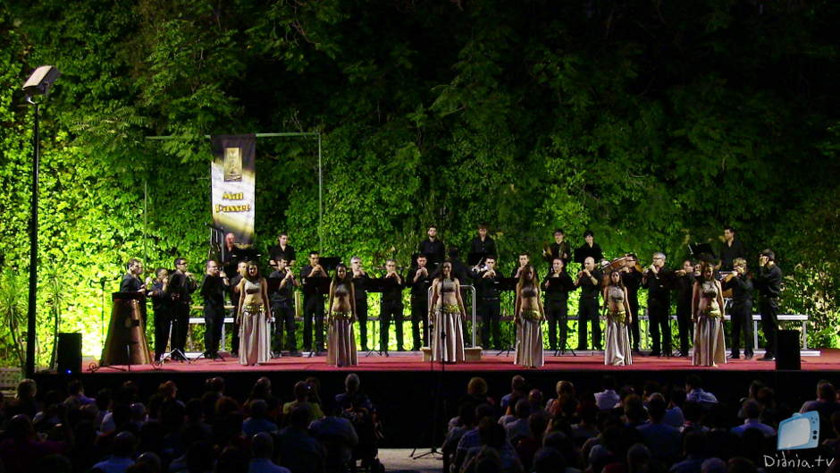 L'acte començava amb la presentació dels nous membres de la colla, Marcos Giner Pérez i Arnau Bas i Beneito, dolçaina i percussió respectivament, que entraren a formar part de la família Mal Passet. Dansa del ventre amb el ballet d'Alicia Montava