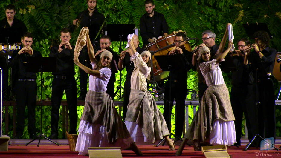 L'acte començava amb la presentació dels nous membres de la colla, Marcos Giner Pérez i Arnau Bas i Beneito, dolçaina i percussió respectivament, que entraren a formar part de la família Mal Passet. El XI Concert de Festes de la colla Mal Passet ompli el Palau Comtal anunciant les festes de Cocentaina