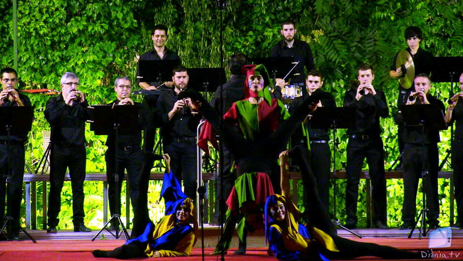 L'acte començava amb la presentació dels nous membres de la colla, Marcos Giner Pérez i Arnau Bas i Beneito, dolçaina i percussió respectivament, que entraren a formar part de la família Mal Passet. Arlequins a Molí de Lluna