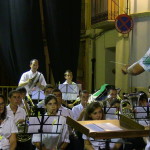 El concert començà amb el pasdoble "Benicadell", de Joan Enric Canet, un homenatge a la serra que separa les comarques de El Comtat i la Vall d'Albaida. Seguidament, escoltarem la primera estrena de la nit, "Yarim Moon Allah, deu de la mitja lluna" de Sergio Sánchez, marxa mora dedicada als seus companys de conservatori. Hichuca