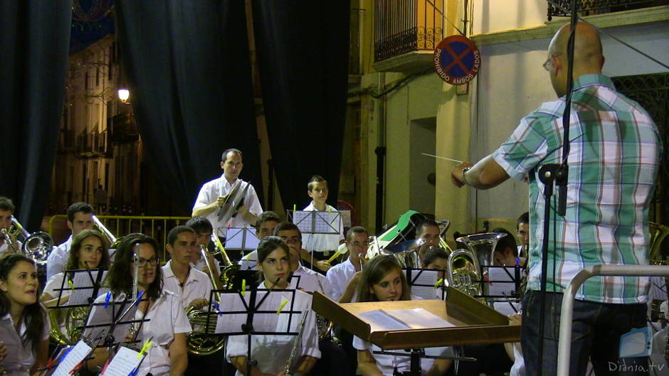 El concert començà amb el pasdoble "Benicadell", de Joan Enric Canet, un homenatge a la serra que separa les comarques de El Comtat i la Vall d'Albaida. Seguidament, escoltarem la primera estrena de la nit, "Yarim Moon Allah, deu de la mitja lluna" de Sergio Sánchez, marxa mora dedicada als seus companys de conservatori. Hichuca