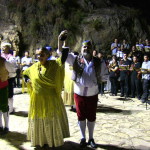La nit anava d'aniversaris: Enderrocks està de gira per celebrar els 10 anys dalt dels escenaris; per la seua banda, la S.M. Santa Cecília commemorava 25 anys d'història. És per això que dins la celebració de les festes de Fortaleny no podia faltar un acte on ambdues formacions ens mostraren el seu talent en conjunt, amb un resultat inigualable. El grup de la Ribera no és el primer grup valencià que realitza aquest "experiment": al seu dia, Al Tall va tocar amb la Banda Simfònica "Unió Musical de Torrent" al disc "25 anys en directe". Enderrocks i la S.M. Sta Cecília fusionen metall i banda al Concert de Festes de Fortaleny
