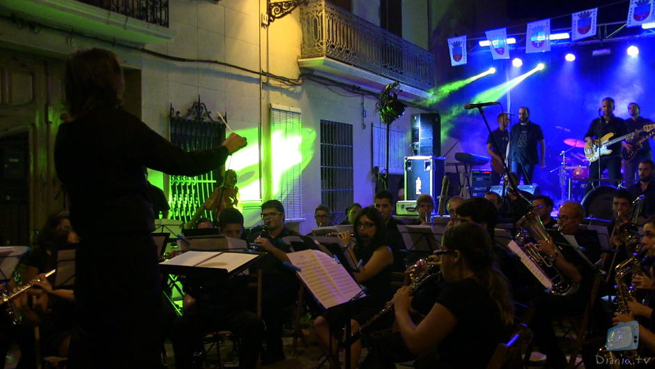 "Laberint de Ciment", del darrer disc d'Enderrocks, "Causa i Efecte" . Interpretada per la Societat Musical Santa Cecília de Fortaleny i la banda de heavy metal valenciana, al concert de festes 2014. Enderrocks i la S.M. Santa Cecília de Fortaleny – Laberint de Ciment