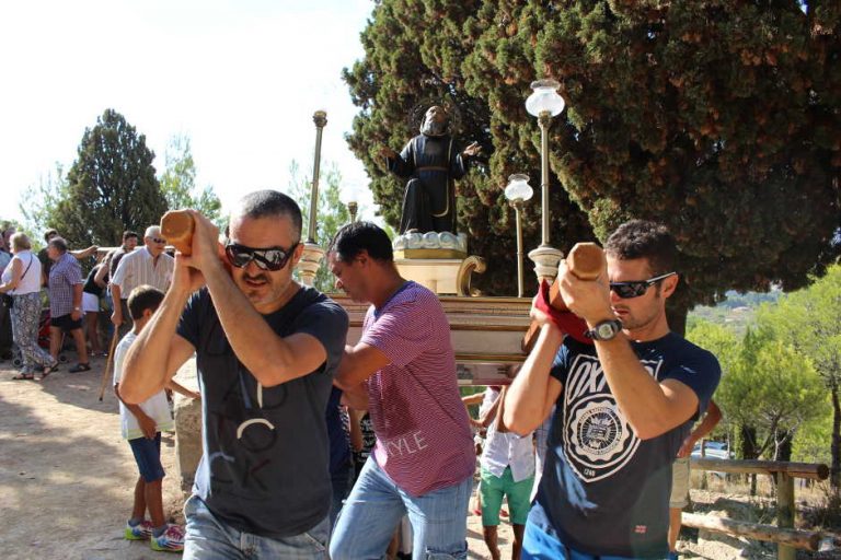 Gaianes celebra el dia del patró Sant Francesc de Paula amb la tradicional pujada a l'ermita