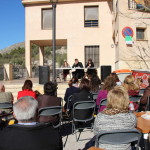 Al mercat trobarem un ampli ventall de productes artesanals i ecològics, com rellotges manufacturats amb fusta, complements, roba, i fins i tot menjar vegetarià. Tant el col·lectiu local com d’altres associacions, com “Sóc de Poble”, oferiren el seu merchandising particular, replet de samarretes i dessuadores amb diferents eslògans, com “Mantenint el poble viu”. “Sóc de poble”, a més, difonia el seu projecte de portal de pobles connectats, una xarxa social descentralitzada, on es perceben els pobles com a una oportunitat de canvi. Els joves de Millena estimulen l'activitat del poble amb el I Mercat dels Cauets