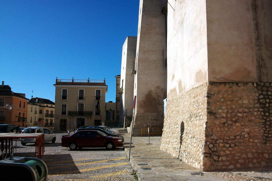 Tothom sap que la nostra ciutat passa per un moment econòmic molt dolent, i l’Ajuntament no és cap excepció, cert és que som una de les ciutats més endeutades de la Vall d’Albaida i pot ser del País Valencià, però això no és cap excusa per a deixar els ciutadans desprotegits, no és cap excusa per deixar els professionals de la seguretat de la ciutat sense mitjans per poder desenvolupar la seua tasca en garanties. "Palau dels Milà i Aragó i la plaça Major d'Albaida, al fons l'ajuntament" .