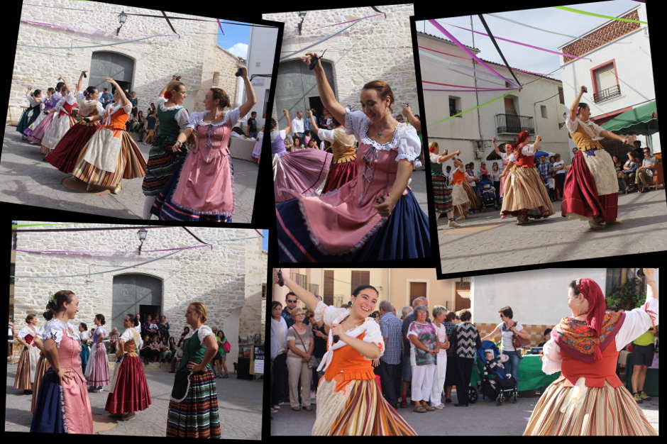 El Grup de Danses de la Baronia de Planes ens delectà amb una actuació al III Mercat de la Terra de Margarida, el passat 12 d'octubre. El Grup de Danses de la Baronia de Planes en Margarida, 12/10/2014