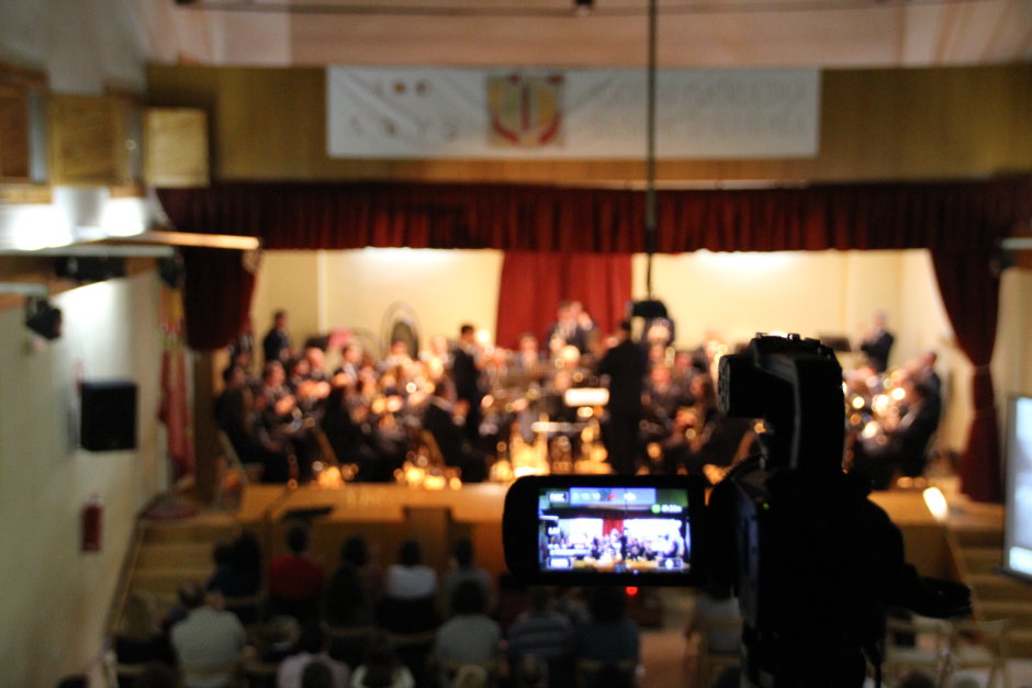 “Highlights from Chess“, interpretada per la Societat Inscructiva Musical d'Alfafara, ens transporta a la Guerra Freda, un conflicte tàctic que van mantenir els Estats Units i la Unió Soviètica des de l’any 1947 fins al 1991. Els compositors d’aquest musical són Benny Anderson i Björn Ulvaeus, coneguts per ser els dos cantants masculins del grup ABBA. La trama de l’obra gira al voltant d’un triangle amorós entre dos jugadors d’escacs, un rus i altre americà, i la mànager d’un dels dos, que s’enamora de l’altre. Durant els anys de guerra freda, els campionats d’escacs entre ambdós països foren freqüents per motius propagandístics. SIM Alfafara – Highlights From Chess