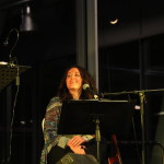El concert es va dur a terme en un entorn inigualable, i és que el mar i les muntanyes, la lluna amb forma de somriure, i el castell il·luminat de fons, feien que Dénia lluïra radiant. Berta Íñiguez, somriguent