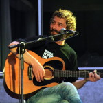 El concert es va dur a terme en un entorn inigualable, i és que el mar i les muntanyes, la lluna amb forma de somriure, i el castell il·luminat de fons, feien que Dénia lluïra radiant. Borja Penalba acompanyà a Andreu Valor durant el concert