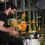 El concert es va dur a terme en un entorn inigualable, i és que el mar i les muntanyes, la lluna amb forma de somriure, i el castell il·luminat de fons, feien que Dénia lluïra radiant. Josep Bas amb Andreu Valor i Berta Íñiguez de fons