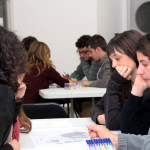 Durant l'acte de dimarts s'analitzaren les opcions de mobilitat i trànsit per als vianants en els Centres Històrics en general, i es va impartir el taller corresponent al disseny d'una estratègia aplicable al barri vell de Castalla, a càrrec de l'equip de MonoDestudio. Dijous, Juan José Moya, arquitecte independent i especialista en reparació d'estructures i edificis, reflexionà al voltant del valor històric i social dels cascs antics, i quines són les seues perspectives de futur.La sessió de divendres, a càrrec de Fernando Díaz, doctor en Ciències Polítiques i Sociologia, i Ana Méndez, arquitecta i urbanista per l'Escola Tècnica Superior d'Arquitectura de Madrid (ETSAM), tractà les vessants sociològiques, així com exemples pràctics relatius a remodelacions d'espais degradats a altres ciutats. A Madrid, per exemple, diversos col·lectius, amb la supervisió d'arquitectes professionals, decidiren ocupar solars abandonats per crear projectes molt creatius, actius i útils a la vida diària.El dissabte, Soledad Rico i Sonia Torres, estudiants d'Arquitectura, junt amb Javier Esquiva, pertanyent al col·lectiu Huerta Bizarra, exposaren amb una xarrada-taller les seues propostes aplicades al Centre Històric de Castalla específicament. Aquestes consisteixen en la possibilitat de realitzar activitats variades als espais públics del barri vell, tot amb la col·laboració d'empreses i associacions representatives del poble. Dimarts al taller de mobilitat per al CHC