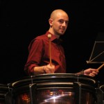 El recital començà amb un petit homenatge i silenci dedicat als músics castelluts Vicent Pérez Estruch i Paco Gill Rico, així com als seus familiars assistents al concert. Membre de la percussió de la Colla el Sogall de Castalla