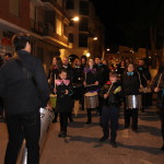Vora les 10 de la nit s'inicià un passacarrers des de la cerveseria OtherTime, amb un recorregut arreu del poble fins a arribar a l'Escarabat d'Or, tot gràcies a la participació de la Kolla d'Alterne i Percussió de Banyeres de Mariola i el ballet d'Isabel Bellot. Acompanyades al ritme d'una enèrgica batucada, les ballarines lluïen la bandera saharahui com a maquillatge.El concert començà vora les 12h de la nit, just després de celebrar els cinc anys de lluita i suport al Sàhara amb un pastís d'aniversari. Badok, aplegats des d'Alfafara, actuaren els primers: amb les seues cançons escalfaren els motors d'una vetllada musical on el rock, el punk i l'ska foren els estils predominants. Kolla d'Alterne i Percussió de Banyeres de Mariola