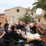 La jornada començà amb una xarrada a càrrec de l'escriptor Francesc Gisbert i Vicent Santamaria, membre de l'Associació Cultural "El Guaret", on explicaven els orígens satírics i crítics d'aquesta festa, així com les versemblances amb celebracions similars a altres municipis, sota denominacions diferents, com "El Vell i la Vella", a Xixona, o "Els Monots" a Elx. Gisbert i Santamaria destacaren la tasca humil i desinteressada de les dones del barri del Raval, transmissores i conservadores de la festa dels Nanos a Cocentaina.Seguidament, la Plaça Sant Miquel acollí els tallers de dansa: els d'iniciació, adreçats a tots aquells interessats a aprendre a ballar, i els de perfeccionament, dirigits a les balladores i balladors ja experimentats.Tot seguit, els organitzadors de la jornada, on s'inclou a la Colla Mal Passet, El Guaret i tots els grups de danses de Cocentaina, van retre homenatge a Emilia Ferrando Pla. "Emilieta La Carbonera" ha treballat de valent durant molts anys per tal de difondre la dansa al poble i, com a agraïment, totes aquelles balladores que han aprés els ritmes més tradicionals de les comarques gràcies als sabers populars d'aquesta dona treballadora, l'obsequiaren amb flors com a mostra d'estima.Al voltant de les 12h del migdia començà la Dansà Plana i Popular arreu del Raval, on totes les balladores i balladors, locals i pertanyents a municipis propers, dansaren a ritme de dolçaina i tabal. Finalment, tots els assistents gaudiren amb un dinar popular "de faixeta", acompanyats pel posterior sarau a càrrec de la rondalla de Cocentaina. Dinar de faixeta amenitzat amb la música del Mal Passet i la Rondalla de Cocentaina