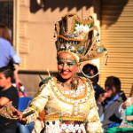 Els bàndols de la creu i la mitja lluna desfilaren pels carrers d'Onil fins aplegar a la Plaça Major, sota un sol radiant i un oratge que convidava a l'alegria i la festa.Els primers en desfilar foren els Cristians, comandats per la Capitania Leones, que destacaren pels seu boato caracteritzat entorn al món de la falconeria, amb falcons, mussols i altres aus utilitzats al món de la cacera. Seguidament gaudirem dels vestits medievals amb els Biscaïns, dirigits per una esquadra d'amics que presidiren la desfilada engalanats com a reis, al damunt d'una carrossa. El bàndol cristià posava fi amb els Estudiants, amb una capitania on tots els integrants tenien l'ull tapat a l'estil pirata, i que acabava amb una desfilada humorística on es va repartir el tradicional diari satíric The Migha.El bàndol de la mitja lluna començava amb els Moros d'Onil, que en aquest cas desfilaren sense capitans per motius de dol, amb una desfilada senzilla però amb uns espectaculars vestits de negre i una gran actuació dels seus cabos d'esquadra. Encapçalats per la capitania "Yemenies", els Marrocs continuaren la desfilada del bàndol moro, que acabaria amb els Moros Artistes passades les 9 de la nit. Els Moros i Cristians envaeixen Onil amb una espectacular i radiant Entrada