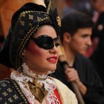 Els bàndols de la creu i la mitja lluna desfilaren pels carrers d'Onil fins aplegar a la Plaça Major, sota un sol radiant i un oratge que convidava a l'alegria i la festa.Els primers en desfilar foren els Cristians, comandats per la Capitania Leones, que destacaren pels seu boato caracteritzat entorn al món de la falconeria, amb falcons, mussols i altres aus utilitzats al món de la cacera. Seguidament gaudirem dels vestits medievals amb els Biscaïns, dirigits per una esquadra d'amics que presidiren la desfilada engalanats com a reis, al damunt d'una carrossa. El bàndol cristià posava fi amb els Estudiants, amb una capitania on tots els integrants tenien l'ull tapat a l'estil pirata, i que acabava amb una desfilada humorística on es va repartir el tradicional diari satíric The Migha.El bàndol de la mitja lluna començava amb els Moros d'Onil, que en aquest cas desfilaren sense capitans per motius de dol, amb una desfilada senzilla però amb uns espectaculars vestits de negre i una gran actuació dels seus cabos d'esquadra. Encapçalats per la capitania "Yemenies", els Marrocs continuaren la desfilada del bàndol moro, que acabaria amb els Moros Artistes passades les 9 de la nit. Els Moros i Cristians envaeixen Onil amb una espectacular i radiant Entrada