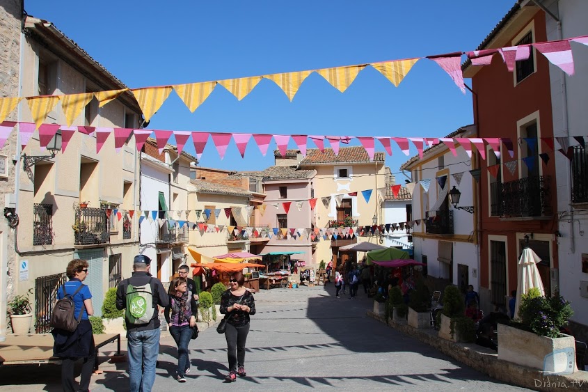 Els visitants que s'acostaren a Carrícola durant les vacances de pasqua gaudiren d’un bon grapat d'activitats a l'aire lliure, com conta-contes o tallers i demostracions per als més menuts, com per exemple el de mandales fetes amb vímet, a càrrec de l'artista de Bèlgida Maria Soler, o el de globoflèxia, impartit per José Garcia, vingut des d'Albaida. També pogueren comprar productes ecològics, com fruites, verdures i llegums, a les paradetes del mercat, a banda de degustar "mojitos" i d'altres begudes d'elaboració casolana. La Plaça de Carrícola acull el Mercat de Pasqua