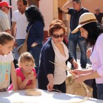 Els visitants que s'acostaren a Carrícola durant les vacances de pasqua gaudiren d’un bon grapat d'activitats a l'aire lliure, com conta-contes o tallers i demostracions per als més menuts, com per exemple el de mandales fetes amb vímet, a càrrec de l'artista de Bèlgida Maria Soler, o el de globoflèxia, impartit per José Garcia, vingut des d'Albaida. També pogueren comprar productes ecològics, com fruites, verdures i llegums, a les paradetes del mercat, a banda de degustar "mojitos" i d'altres begudes d'elaboració casolana. Taller de mandales de vímet a càrrec de
