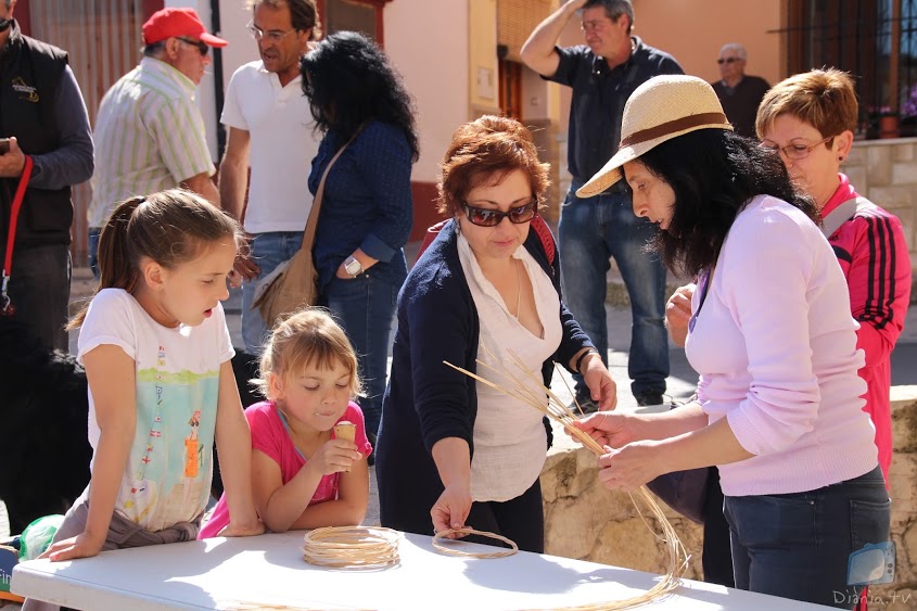 Els visitants que s'acostaren a Carrícola durant les vacances de pasqua gaudiren d’un bon grapat d'activitats a l'aire lliure, com conta-contes o tallers i demostracions per als més menuts, com per exemple el de mandales fetes amb vímet, a càrrec de l'artista de Bèlgida Maria Soler, o el de globoflèxia, impartit per José Garcia, vingut des d'Albaida. També pogueren comprar productes ecològics, com fruites, verdures i llegums, a les paradetes del mercat, a banda de degustar "mojitos" i d'altres begudes d'elaboració casolana. Taller de mandales de vímet a càrrec de Maria Soler