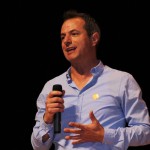 Romu Agulló regala 'Notas de Esperanza' als dependents de l'Alcoià-Comtat