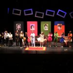 Sota el subtítol "¿Que ocurre después del asesinato?" , els espectadors s'endinsaren en una mansió misteriosa on els protagonistes (i el públic) tindran que endevinar qui ha assassinat al propietari de la casa i on s'amaga la seua herència tan preada. Acusacions entre germans, estratègies malèfiques i éssers fantasmals... tot per a mantenir als espectadors enganxats fins al desenllaç final. "Complot" de Tres Teatre ompli de misteri i rialles l'Auditori de Castalla