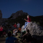 La jornada cultural, organitzada per La Unió Cultural d'Amics de la Vall de Gallinera, començà vora les 8h de la vesprada amb la pujada conjunta al castell des de La casilla de Benissili. Alguns assistents, fins i tot, decidiren que passarien aquesta nit tan especial, amb tendes de campanya, a l'antiga fortalesa del Blau. El castell d'Alcalà s'omple de cançons i poesies per celebrar el 800 aniversari del visir Al-Azraq