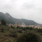 Penàguila és la primera parada del nostre viatge pels pobles de Diània. Una terra popular, entre altres coses, per les rondalles arreplegades allí per l’escriptor Enric Valor, així com pel Jardí de Santos. Penàguila