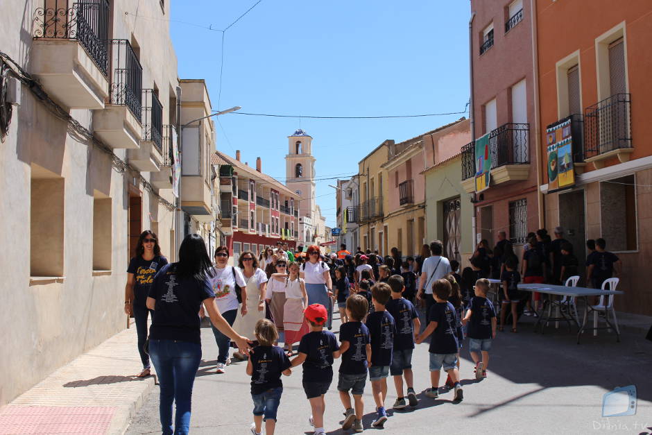 La jornada començà vora les 11 del matí, amb un passacarrer a ritme de dolçaina i tabal, on menuts i grans van recórrer els carrers de La Canyada fins a arribar a l'escola de la localitat. Allà es va descobrir la tradicional "placa-reconeixement" que s'atorga any rere any a les escoles amfitriones. A continuació, quedà inaugurada la fireta infantil, amb un gran entramat d'unflables a la plaça de l'Ajuntament.De vesprada es posaren en marxa els més de 50 tallers organitzats pels centres educatius, entitats socials i cíviques, i editorials diverses. Les xiquetes i xiquets gaudiren creant polseres divertides, titelles de mà, originals flautes, o dibuixos amb aquarel·la; també, maquillant-se per adoptar l'aparença de superherois, princeses i animals, a banda de "cuinar" els seus propis bombons per a berenar. Trobades Alcoia Comtat La Canyada Camp de Mirra 2015