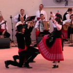 El passat dissabte 18 de juliol, la vila d'Ibi va viure una jornada de danses que començava a les 20:30 hores de la nit amb una de les peces més emblemàtiques del repertori iberut, el "Fandanguet Rodaet". El Parc de les Hortes, amb la casa dels Reis Mags de fons, es va omplir d'espectadors per presenciar aquesta mostra de les millors balls de cada zona. Seguiren "La Joteta Agarrà", la recentment estrenada "Fandango de 3 de Xàtiva", i l'emblemàtica "Jota de Banyeres". Els balls populars d'Extremadura visiten el Parc de les Hortes de la mà del Grup de Danses d'Ibi