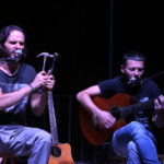El concert fou organitzat per l'Ateneu Popular Arrels de Beniarrés, i s'emmarcava dins dels actes de la Setmana Cultural Alternativa prèvia a les festes majors del municipi. El col·lectiu va reunir a tot un seguit de veïnes i veïns als voltants de l'encantadora ermita local per tal de gaudir amb les cançons que foren referent per a tota una generació. VerdCel homenatja a Ovidi Montllor 'Del Cor a Les Mans' durant la Setmana Cultural de Beniarrés