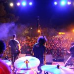 Els primers en actuar foren els biaruts Kontaminació Akústica, que continuen presentant amb éxit el seu darrer treball "Vestits amb paraules noves". El públic va gaudir d'un concert carregat de ritmes frenètics d'ska, punk rock i mestissatge com "El Joc", "Mirafé 68" o "A la vora l'Estranger", dedicada al poble de Biar.El mestissatge i la rumba també es deixaren escoltar de la mà de Rumbo, amb integrants de Beneixama, però també dels pobles veïns de Villena i Banyeres. Els assistents no pararen de moure's al ritme de cançons pròpies i algunes versions com "Verde" de Betagarri o "José República" d'Skalariak. La música combativa protagonitza la huitena edició del Beneixama Rock