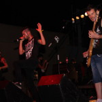 Els primers en actuar foren els biaruts Kontaminació Akústica, que continuen presentant amb éxit el seu darrer treball "Vestits amb paraules noves". El públic va gaudir d'un concert carregat de ritmes frenètics d'ska, punk rock i mestissatge com "El Joc", "Mirafé 68" o "A la vora l'Estranger", dedicada al poble de Biar.El mestissatge i la rumba també es deixaren escoltar de la mà de Rumbo, amb integrants de Beneixama, però també dels pobles veïns de Villena i Banyeres. Els assistents no pararen de moure's al ritme de cançons pròpies i algunes versions com "Verde" de Betagarri o "José República" d'Skalariak. La música combativa protagonitza la huitena edició del Beneixama Rock
