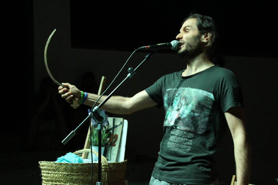 El concert fou organitzat per l'Ateneu Popular Arrels de Beniarrés, i s'emmarcava dins dels actes de la Setmana Cultural Alternativa prèvia a les festes majors del municipi. El col·lectiu va reunir a tot un seguit de veïnes i veïns als voltants de l'encantadora ermita local per tal de gaudir amb les cançons que foren referent per a tota una generació. Alfons Olmo Verdcel Ovidi Montllor Beniarres Setmana Cultural