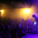 Els primers en actuar foren els biaruts Kontaminació Akústica, que continuen presentant amb éxit el seu darrer treball "Vestits amb paraules noves". El públic va gaudir d'un concert carregat de ritmes frenètics d'ska, punk rock i mestissatge com "El Joc", "Mirafé 68" o "A la vora l'Estranger", dedicada al poble de Biar.El mestissatge i la rumba també es deixaren escoltar de la mà de Rumbo, amb integrants de Beneixama, però també dels pobles veïns de Villena i Banyeres. Els assistents no pararen de moure's al ritme de cançons pròpies i algunes versions com "Verde" de Betagarri o "José República" d'Skalariak. La música combativa protagonitza la huitena edició del Beneixama Rock