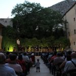 El concert començava al Palau Comtal de Cocentaina amb "Fanfàrria de Llúria", la primera de les quatre estrenes de la nit. Aquesta peça pertany al director i compositor contestà Francisco Valor Llorens, i està basada en la marxa "Cavallers de Llúria", del mateix autor. Gabri Francés, integrant de la colla, demostrà la seua destresa recitant un apassionat poema inclòs a la composició. Tot seguit, es presentà com a nou membre del Mal Passet a Àlvaro Sellés Jordà, percussionista que entrarà a formar part de la colla. La Colla Mal Passet enceta els Moros i Cristians de Cocentaina amb el XII Concert de Festes