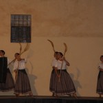 El concert començava al Palau Comtal de Cocentaina amb "Fanfàrria de Llúria", la primera de les quatre estrenes de la nit. Aquesta peça pertany al director i compositor contestà Francisco Valor Llorens, i està basada en la marxa "Cavallers de Llúria", del mateix autor. Gabri Francés, integrant de la colla, demostrà la seua destresa recitant un apassionat poema inclòs a la composició. Tot seguit, es presentà com a nou membre del Mal Passet a Àlvaro Sellés Jordà, percussionista que entrarà a formar part de la colla. La Colla Mal Passet enceta els Moros i Cristians de Cocentaina amb el XII Concert de Festes